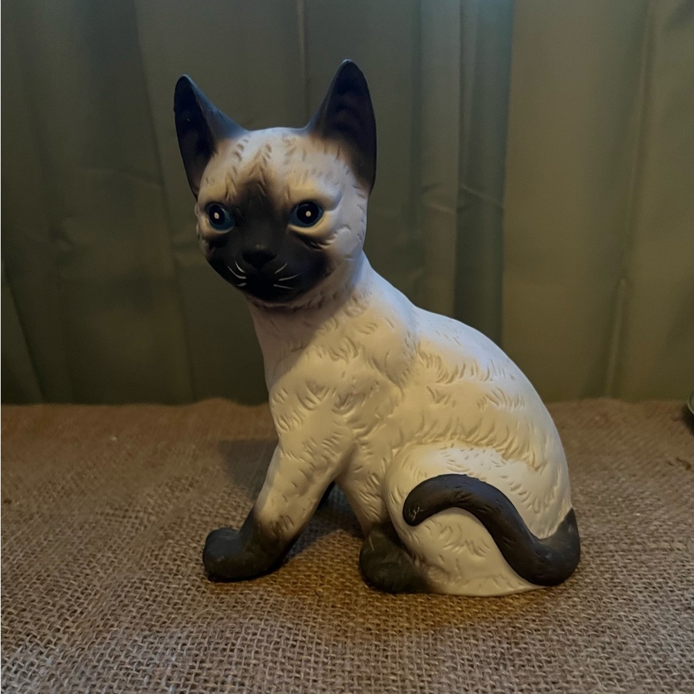 Vintage 70’s musical “Memories”Siamese Cat Figurine